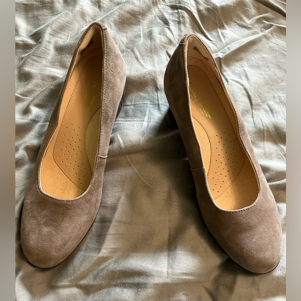 Clarks’ Linnae Pumps / Heels in the colour Pebble 9.5 M - Picture 7 of 10